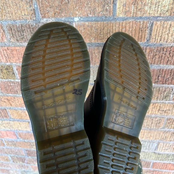 Dr. Martens 1460 Originals 8-Eye, Unisex, Black Leather Size 9 Womens EU 41 - Picture 7 of 10